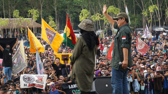 Gubernur Kalimantan Selatah H Sahbirin Noor (kanan) di atas panggung saat deklarasi Geopark Nasional Pegunungan Meratus, Minggu (24/2/2019). Foto: Humpro Setdaprov Kalsel