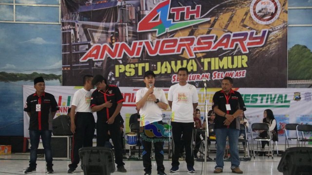 Kapolres Bojonegoro AKBP Ary Fadli SIK MH MSi, saat beri sambutan dalam acara kopdar komunitas Perkumpulan Supir Truk Indonesia (PSTI) wilayah Jawa Timur, di Gedung Serba Guna Bojonegoro, Minggu (24/02/2019)