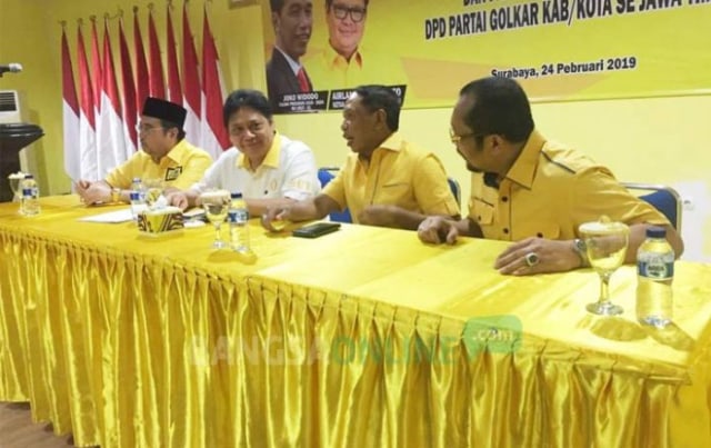 Ketua Umum DPP Partai Golkar, Ir. Airlangga Hartarto (baju putih) memberi pengarahan pemenangan pemilu di DPD Partai Golkar Jatim. foto: DIDI ROSADI/ BANGSAONLINE