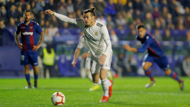 Bale mencetak gol kontroversial ke gawang Levante. Foto: Reuters/Heino Kalis