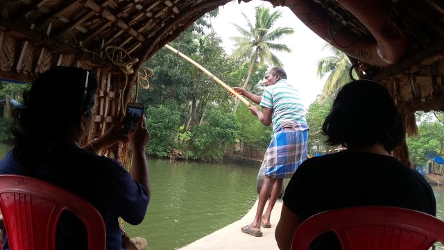 Perahu yang digunakan untuk wisata arus air balik di Kerala, India. Foto: Khiththati/acehkini