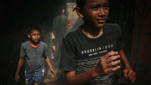 Anak berlari mengikuti petugas melakukan fogging untuk pencegahan DBD. Foto: Jamal Ramadhan/kumparan