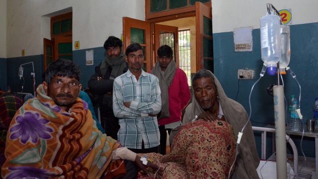 Warga India yang jadi korban miras oplosan. Foto: REUTERS/Stringer