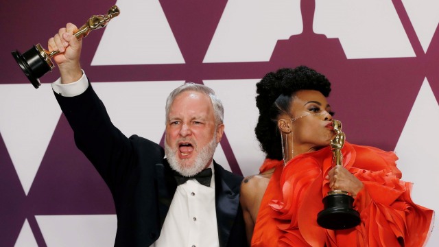 Hannah Beachler and Jay Hart menerima penghargaan sebagai Best Production Design award untuk film "Black Panther" di Oscar 2019. Foto: REUTERS/Mike Blake Foto: REUTERS/Mike Segar