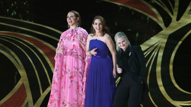 Amy Poehler, Tina Fey, dan Maya Rudolph di Academy Awards 2019 Foto: REUTERS/Mike Blake