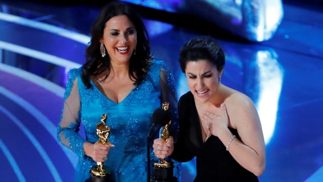 Rayka Zehtabchi and Melissa Berton menerima Piala Oscar untuk Best Documentary Short Subject untuk "Period. End Of Sentence" di Academy Awards 2019. Foto: REUTERS/Mike Blake