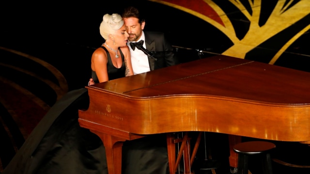 Penampilan Lady Gaga dan Bradley Cooper saat menyanyikan lagu "Shallow" di Academy Awards 2019. Foto: REUTERS/Mike Blake