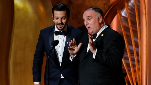 Diego Luna (kiri) dan Chef Jose Andres (kanan) di Academy Awards 2019 Foto: REUTERS/Mike Blake