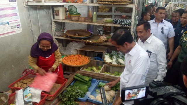 Presiden RI, Jokowi, blusukan ke Pasar Pelem Gading, Cilacap, Senin (25/2). Foto: Fahrian Saleh/kumparan