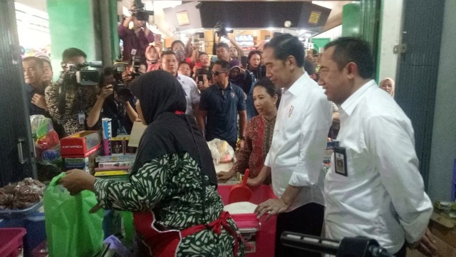 Presiden RI, Jokowi, blusukan ke Pasar Pelem Gading, Cilacap, Senin (25/2). Foto: Fahrian Saleh/kumparan