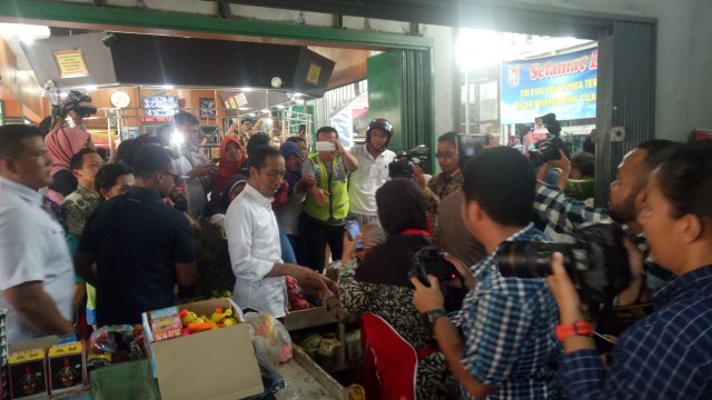 Jokowi, Blusukan ke Pasar Pelem Gading, Cilacap