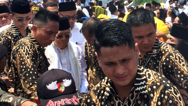 Cawapres nomor urut 01 Ma'ruf Amin saat tiba di pesantren Babakan Ciwaringin, Jawa Barat, Senin (25/2). Foto: Rafyq Panjaitan/kumparan