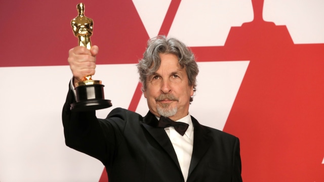 Peter Farrelly berpose dengan piala penghargaan The Best Picture untuk "Green Book" di Academy Awards 2019. Foto: REUTERS/Mike Segar