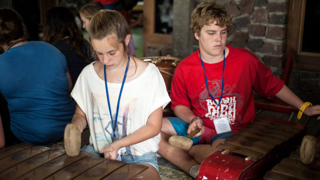 Mahasiswa dari Australia belajar bermain gamelan. Foto: Shutter stock