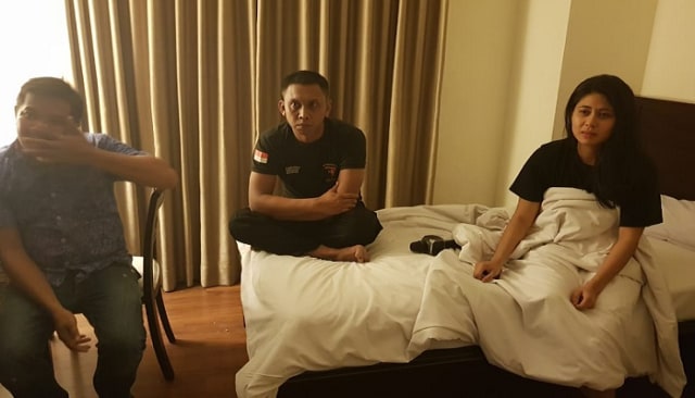 Oknum Polisi usai di gerebek pesta sabu di kamar 701 Hotel Colonial Makassar, Jumat (22/2).