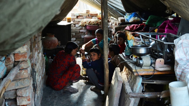 Ilustrasi orang miskin di India. Foto: AFP/Chandan Khann
