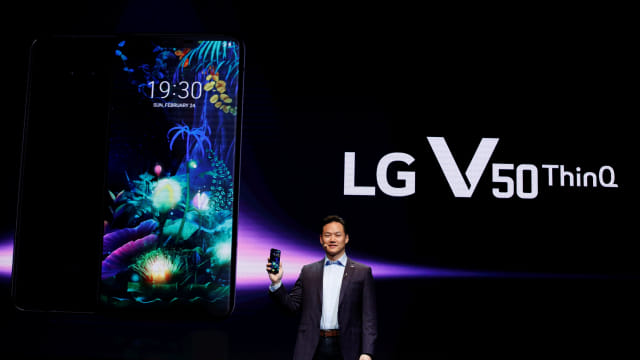 Direktur LG Electronics AS Frank Lee memperkenalkan smartphone V50 ThinQ 5G di MWC 2019. Foto: Albert Gea/Reuters