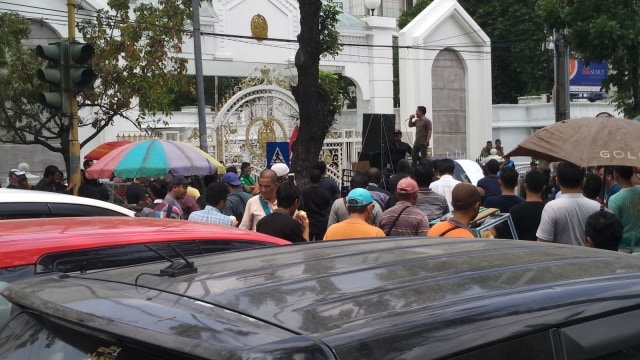 Massa saat aksi di depan Kantor Gubernur Sumatera Utara. Foto: Rahmat Utomo/kumparan