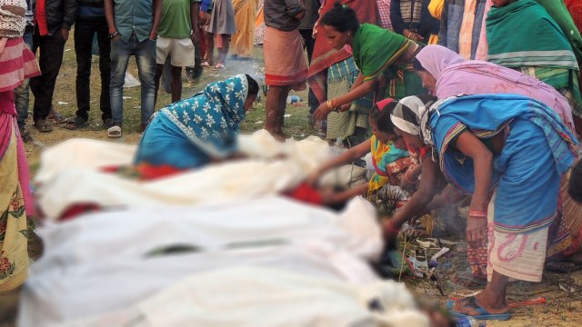 Masyarakat India yang tewas akibat miras oplosan. Foto: AFP/Biju Boro