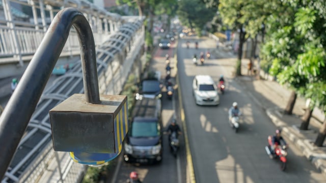 Kamera yang dapat digunakan untuk tilang elektronik atau E-TLE (Electronic Traffic Law Enforcement) di jalur Bus Transjakarta. Foto: Iqbal Firdaus/kumparan