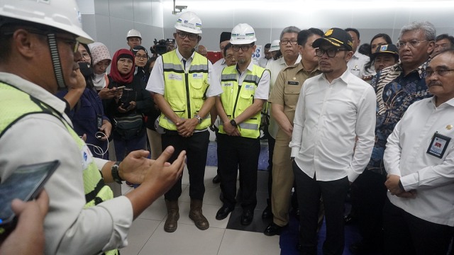 Menteri Ketenagakerjaan RI Hanif Dhakiri (kanan) meninjau peralatan dan kesehatan kerja MRT,  Jakarta,  senin (25/2/2019) Foto: Irfan Adi Saputra/kumparan