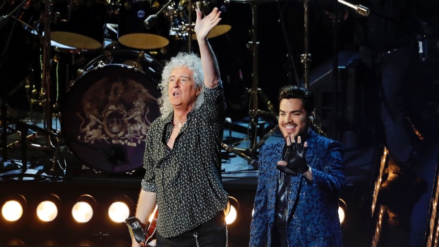 Gitaris grup band Queen, Brian May bersama Adam Lambert usai membawakan dua buah hits pada pembukaan Academy Award 2019. Foto: Reuters/Mike Blake