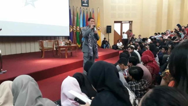 Direktur Utama PT Pegadaian memberikan kuliah umum kepada mahasiswa Universitas Padjadjaran Bandung. Foto: Dok. PT Pegadaian