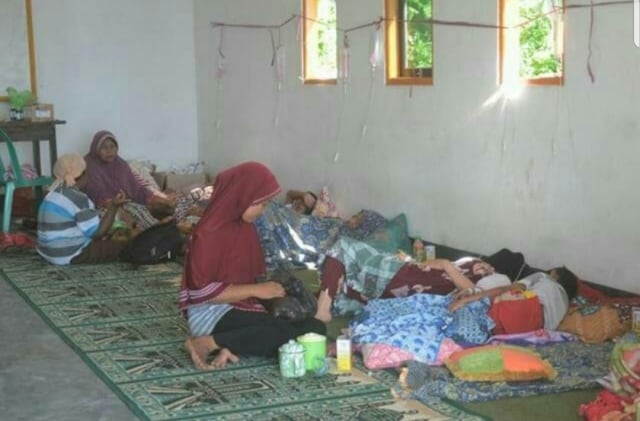 Pasien diare dirawat di Pustu  Desa Selamon, Kecamatan Banda Naira, Kabupaten Maluku Tengah, Senin (25/2). (Foto: ist)