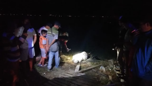 Penemuan sesosok mayat di bibir pantai Tondo, Kelurahan Tondo, Kecamatan Palu Timur, Kota Palu, Jumat (22/2). Foto: Istimewa