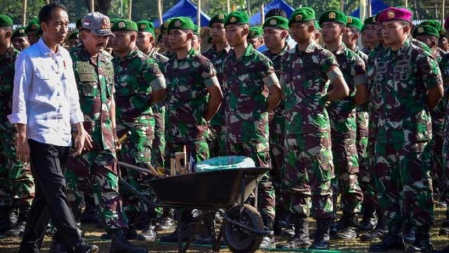 Presiden Joko Widodo saat menghadiri upacara TNI Angkatan Darat. Foto: Hersubeno