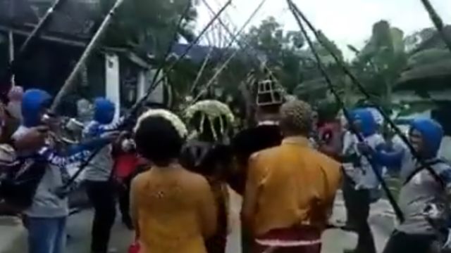 Kedua mempelai pengantin di Klaten diiring melewati 'Joran Pora' (Foto: Tangkapan layar   Facebook/Tifana Tara)