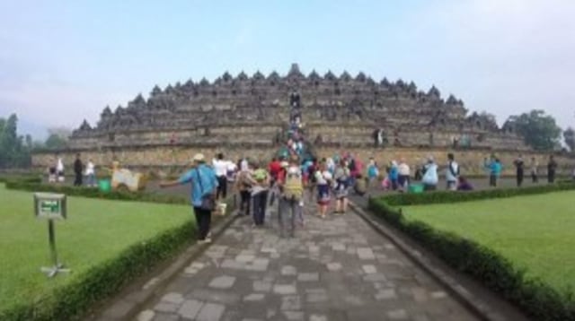 Ini honor yang diberikan untuk pegawai yang mengurus Candi Borobudur