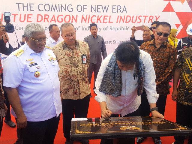 Menteri Perindustrian Republik Indonesi, Airlangga Hartanto, saat membubuhkan tanda tangan di atas plakat, Senin (25/2). Foto: Lukman/kendarinesiaid