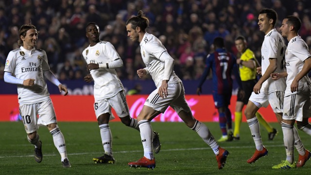 Gareth Bale (tengah) melakukan selebrasi setelah mencetak gol Real Madrid ke gawag Levante. Foto: Jose Jordan/AFP
