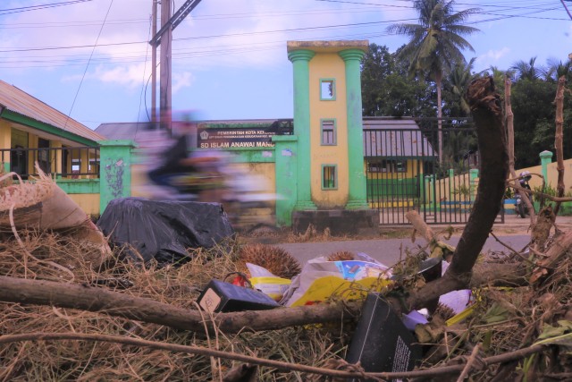 Tampak sampah yang menumpuk depan salah satu Sekolah Dasar di Kota Kendari, yang tak kunjung diangkut ke TPAS Kota Kendari, Senin (25/2). Foto: Mufti/kendarinesiaid