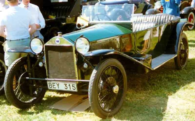 Lancia Lambda yang mengaplikasi bodi monokok pertama pada 1923. Foto: Wikipedia