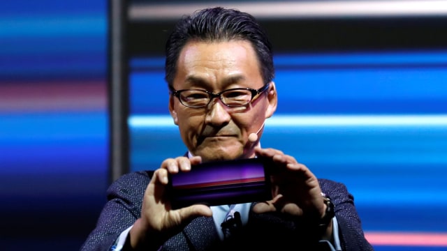 Presiden Sony Mobile Communications Inc. Mitsuya Kishida memegang smartphone Sony Xperia1. Foto: Rafael Marchante/Reuters