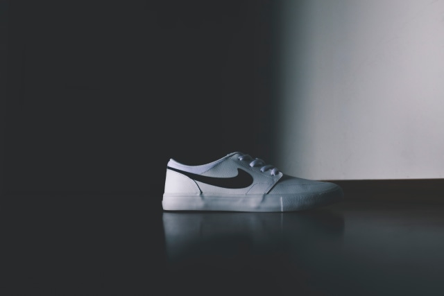 Sepatu Nike | Photo by Oliver Kiss via Unsplash