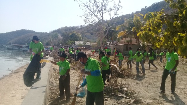 Masyarakat Desa Tanjung Boleng dan staf Dinas Pariwisata dan Kebudayaan Manggarai Barat sedang membersihkan pantai di Dusun Rangko, Desa Tanjung Boleng pada Senin (25/2). Foto oleh florespedia/kumparan.com