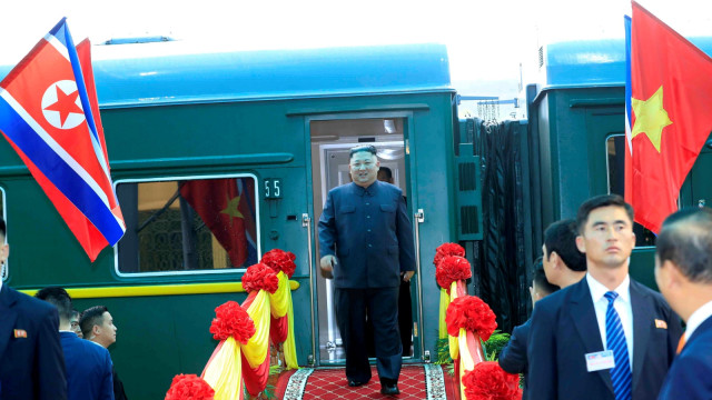 Pemimpin Korea Utara Kim Jong Un tiba di stasiun kereta Dong Dang, Vietnam, Selasa (26/2). Foto: Nhan Sang/VNA via REUTERS