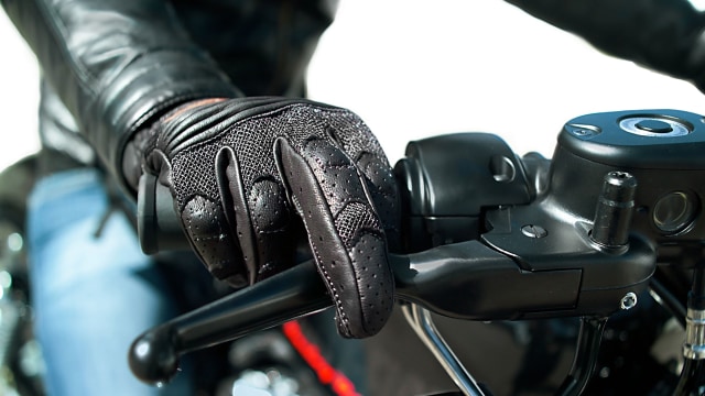 Ilustrasi sarung tangan motor berbahan kulit Foto: dok. Sportsglove