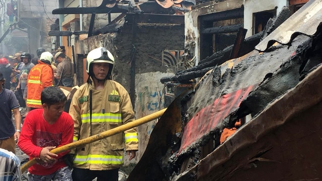 Rumah yang hangus terbakar akibat kebakaran di Krukut, Jakarta Barat, Selasa (25/2). Foto: Fachrul Irwinsyah/kumparan