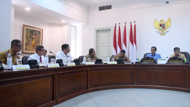 Presiden Joko Widodo (kedua kanan) didampingi Wakil Presiden Jusuf Kalla (kanan) memimpin Rapat Terbatas (Ratas) di Kantor Presiden, Jakarta, Selasa (26/2). Foto: ANTARA FOTO/Akbar Nugroho Gumay