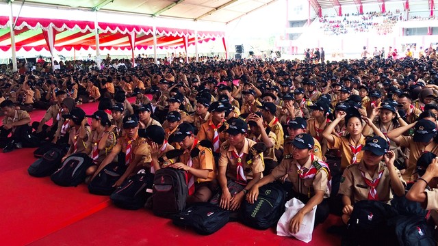 Ribuan anggota Pramuka menyambut Menko Puan Maharani di GOR Landak, lokasi Kemah Revolusi Mental, Kalimantan Barat. Foto: Muhammad Darisman/kumparan