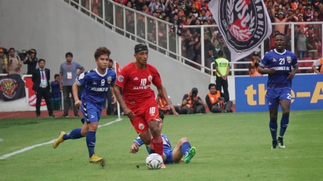 Pemain Persija Jakarta Bruno Matos (tengah) berusaha melewati pemain Becamex Binh Duong dari Vietnam pada laga pertama Grup G Piala AFC 2019 di Stadion Utama Gelora Bung Karno, Selasa (26/2). Foto: Jamal Ramadhan/kumparan