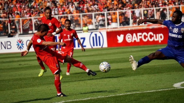 Pemain Persija Jakarta Ismed Sofyan (kiri) melepaskan tendangan pada laga pertama Grup G Piala AFC 2019 di Stadion Utama Gelora Bung Karno, Selasa (26/2). Foto: Jamal Ramadhan/kumparan