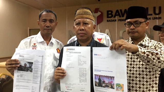 Juru Bicara Advokat Nusantara laporkan Menteri Dalam Negeri Tjahjo Kumolo ke Bawaslu. Foto: Efira Tamara Thenu/kumparan