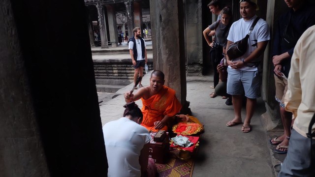 Biksu di Angkor Wat
