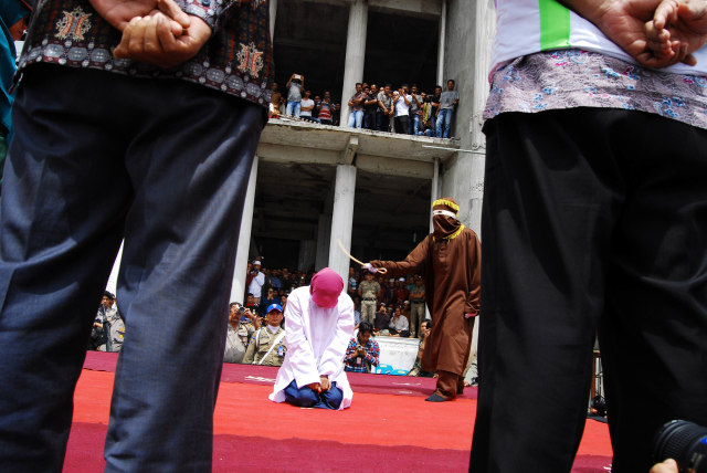 Ilustrasi hukuman cambuk di Masjid Ulee Kareng, Banda Aceh (18/9/2015). Foto: Adi Warsidi 