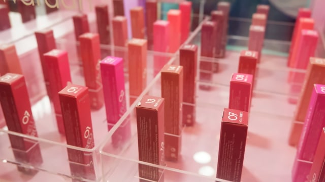 Lipstik Wardah Exclusive Matte Lip Cream dengan formula terbaru. Foto: Gina Yustika Dimara/kumparan